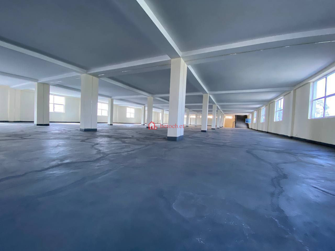36.Saris 1600 m² multipurpose use were house/Store