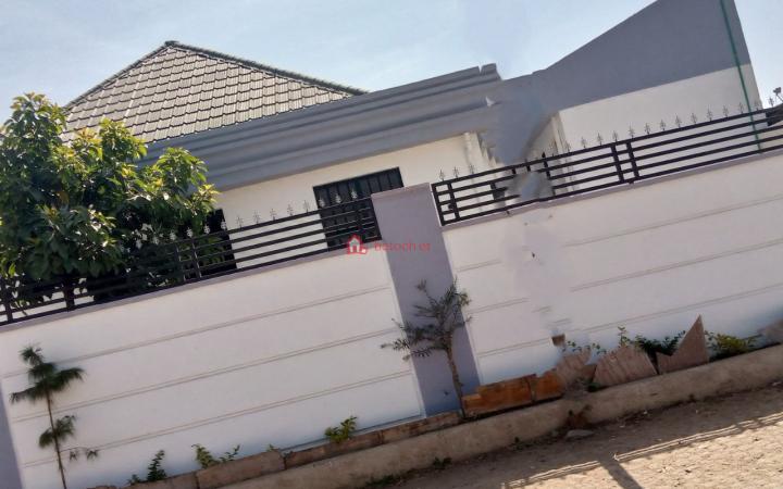 Jomo Anbesa Garage 350 m² Residential House