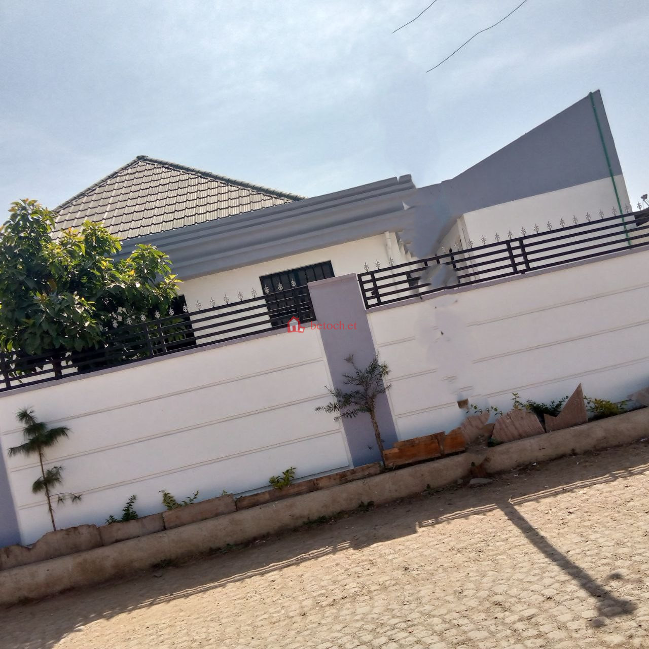Jomo Anbesa Garage 350 m² Residential House