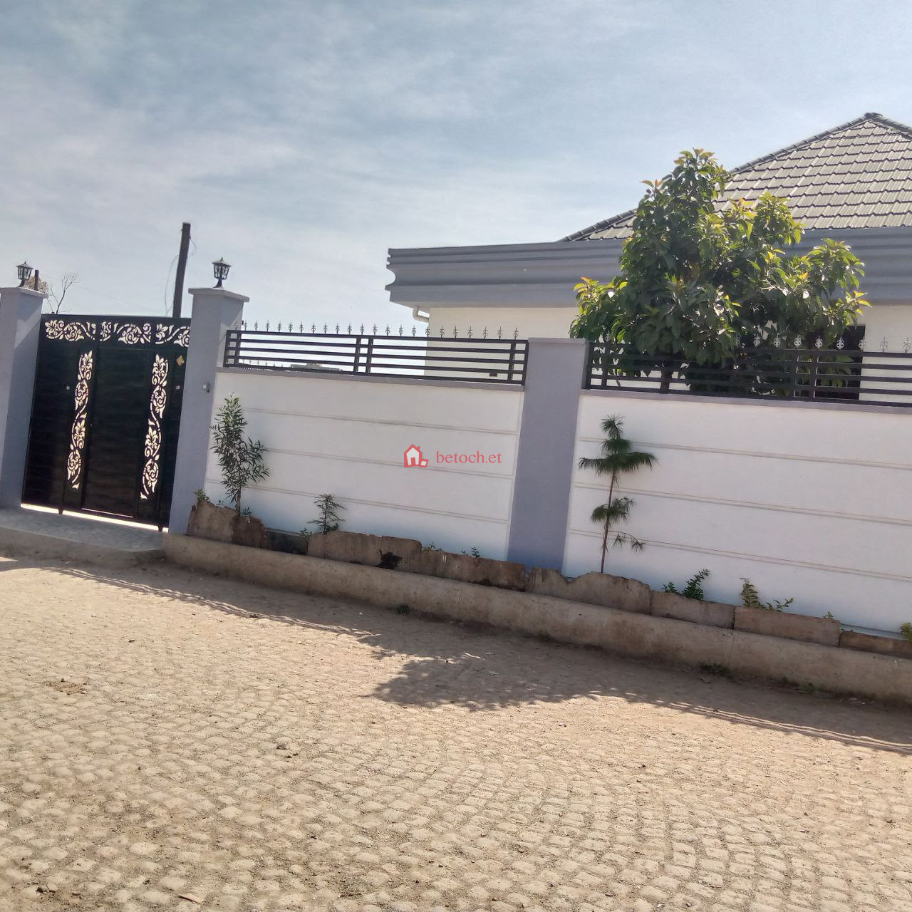 Jomo Anbesa Garage 350 m² Residential House