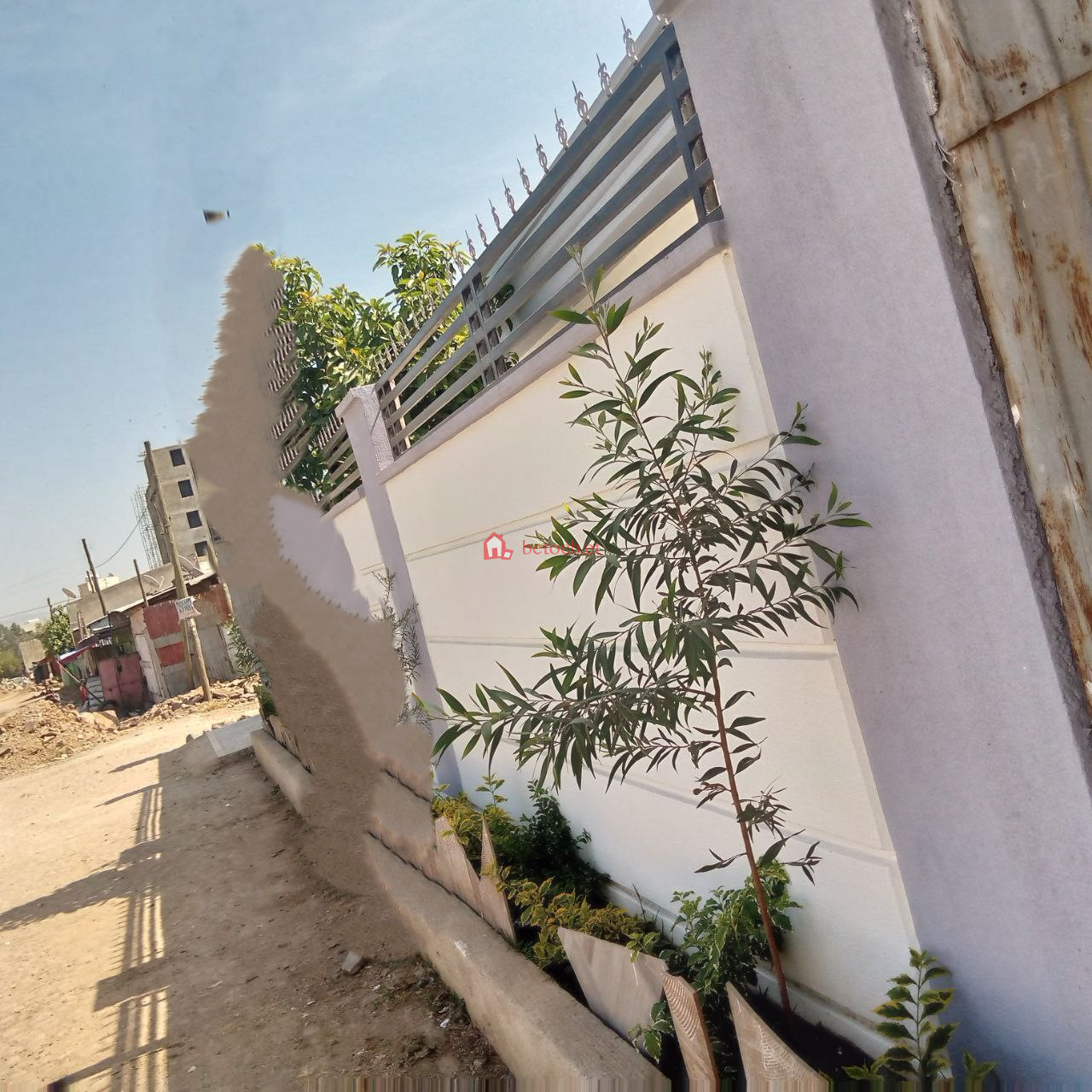 Jomo Anbesa Garage 350 m² Residential House