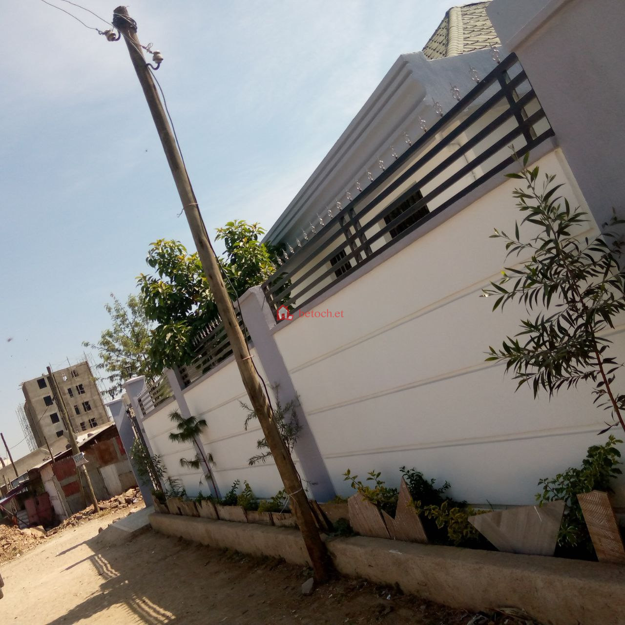 Jomo Anbesa Garage 350 m² Residential House