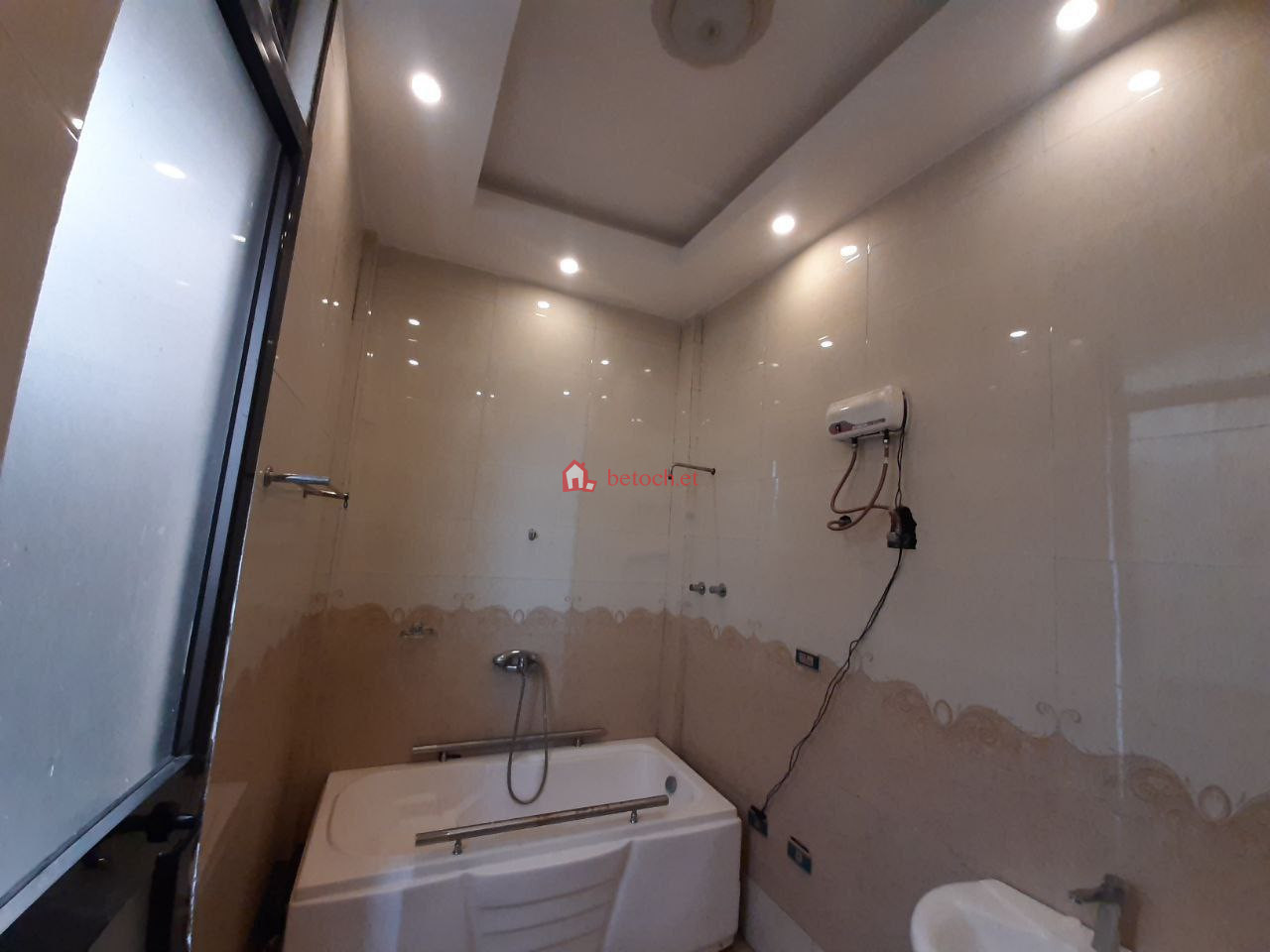 125.Ayet 1200 m² G⁺² Resident Building