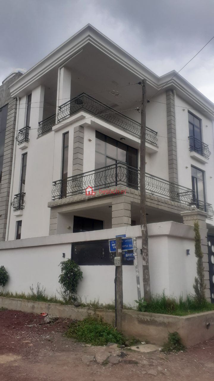 191.Properties for sale Ayat 225 m² G⁺² Resident Villa House Building