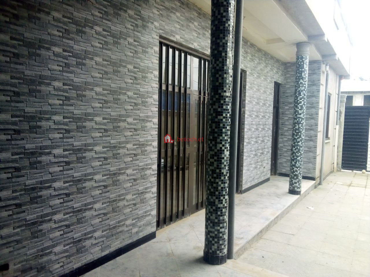 129.Lege tafo 140 m² L – shape Service Quarter House