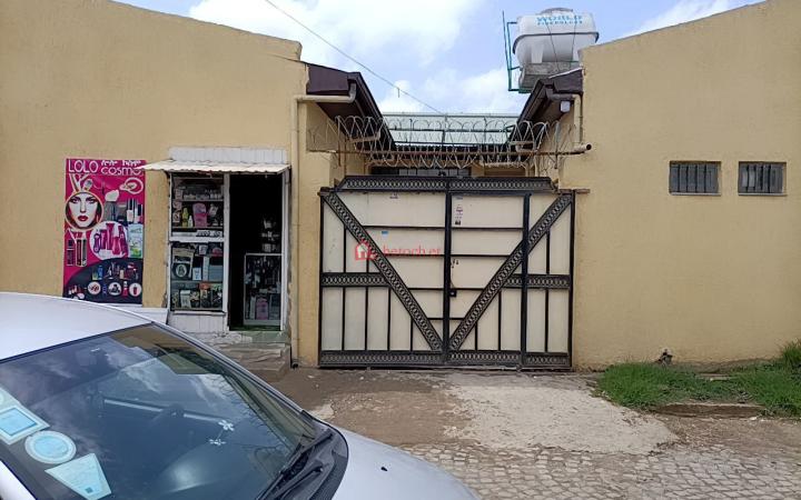 70.Gured sholla salit mihiret 105 m² L – shape Service Quarter House with shop
