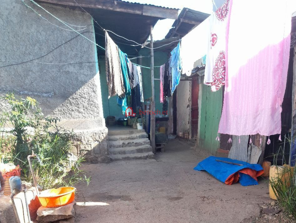 22.Kotebe mesalemia-gebreal 200 m²an old House